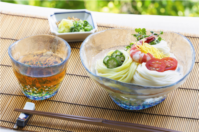津軽の花に冷たい麺類を盛り付けて。