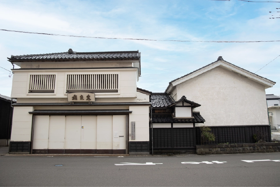 株式会社 飛良泉本舗の外観の写真です